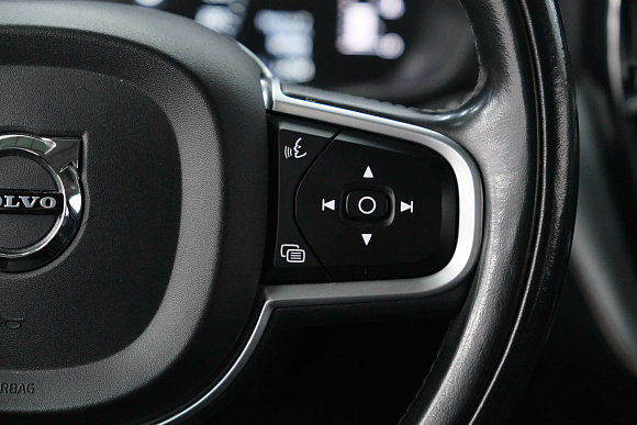 Volvo XC60 Momentum, 2018 года, пробег 90500 км