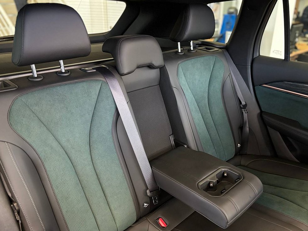 Geely Monjaro Люкс, зеленый