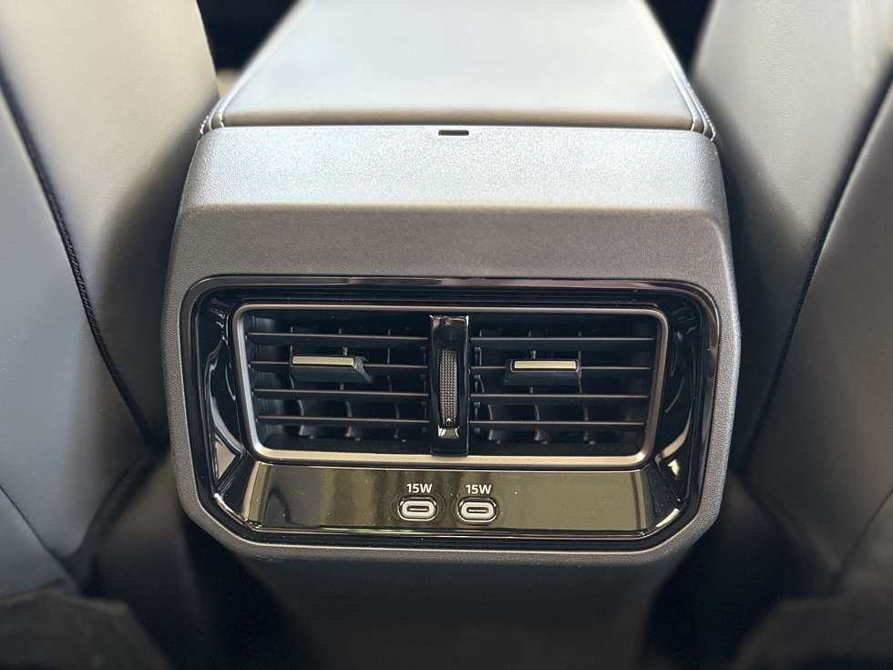 Toyota RAV4 Luxury, черный