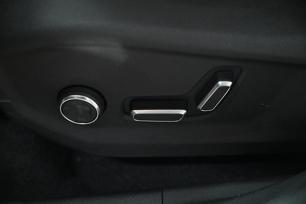Geely Monjaro Люкс, белый
