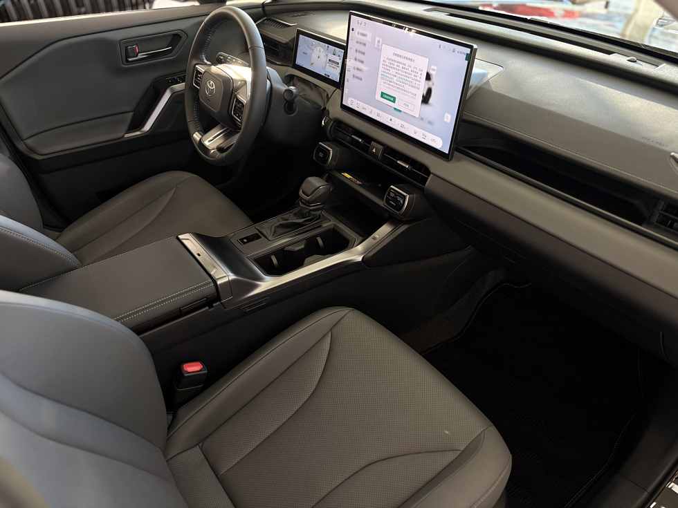 Toyota RAV4 Luxury, черный
