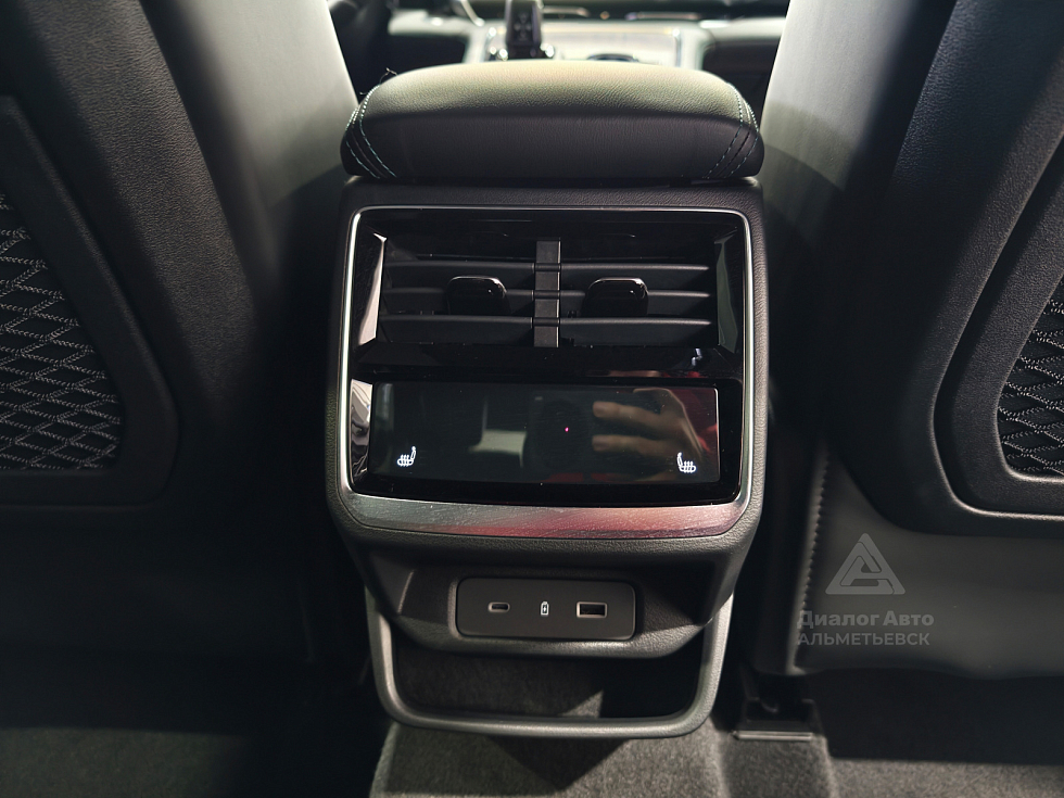 Geely Monjaro Флагман, серый