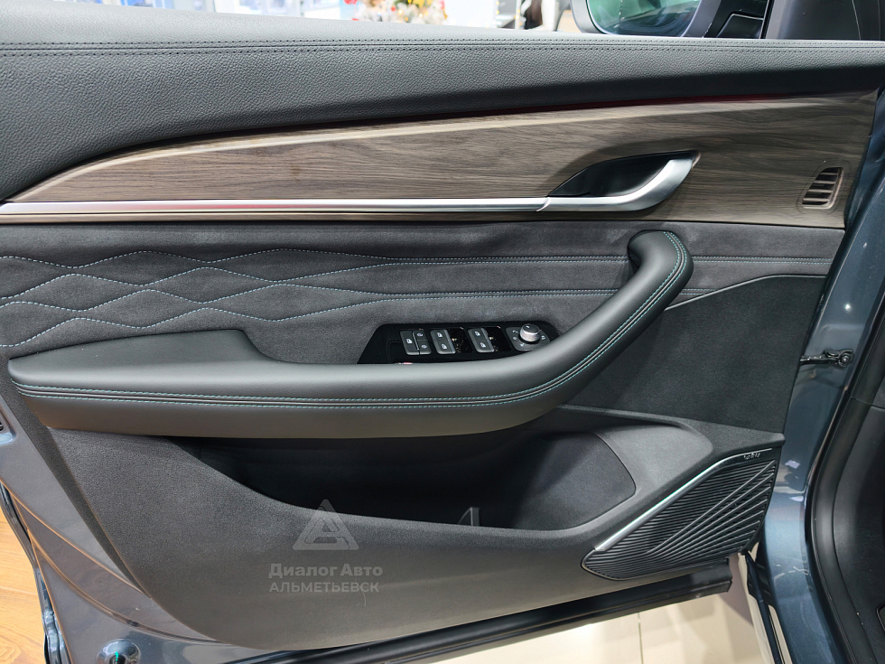 Geely Monjaro Флагман, серый