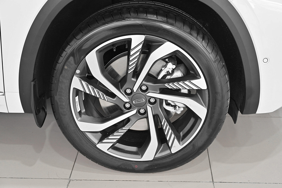 Geely Monjaro Люкс, белый