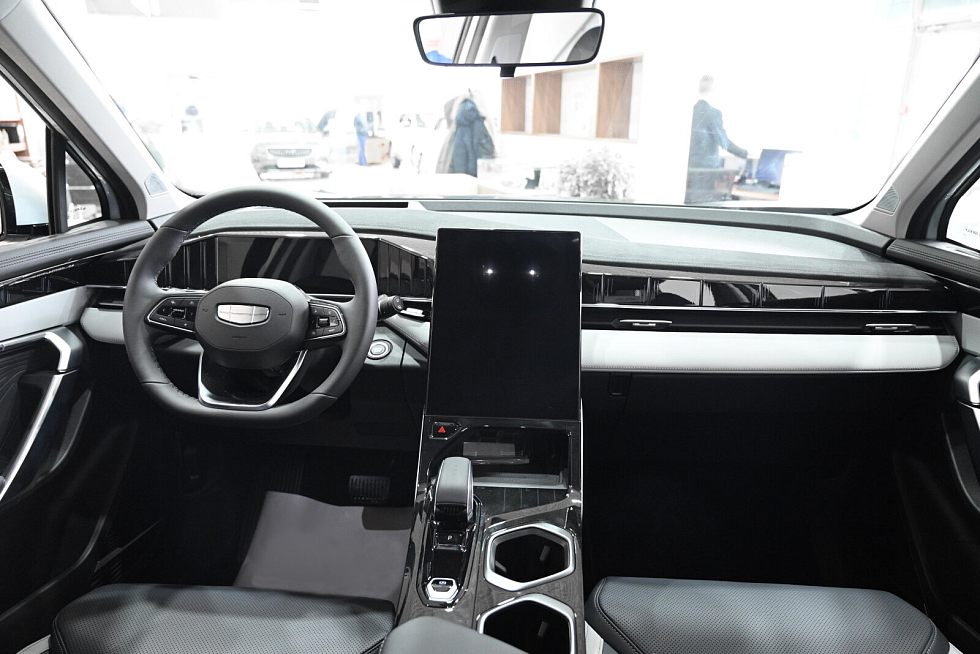Geely Atlas Спорт, серебряный