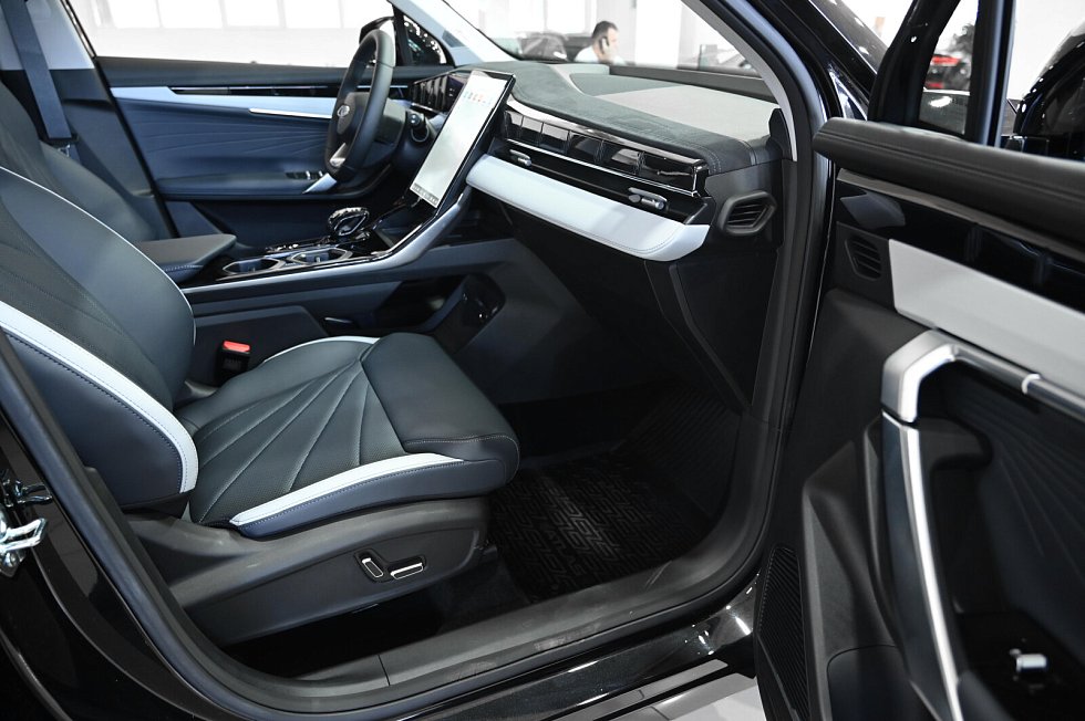 Geely Atlas Люкс, черный