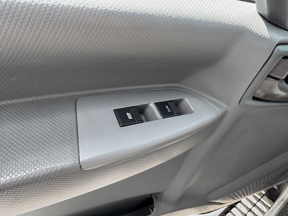 Isuzu Elf (N-series) , белый