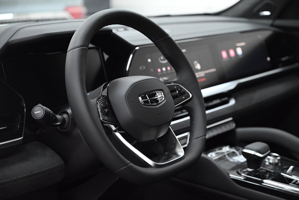 Geely Monjaro Флагман, серый