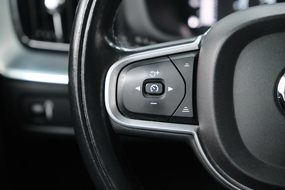 Volvo XC60 Momentum, 2018 года, пробег 90500 км
