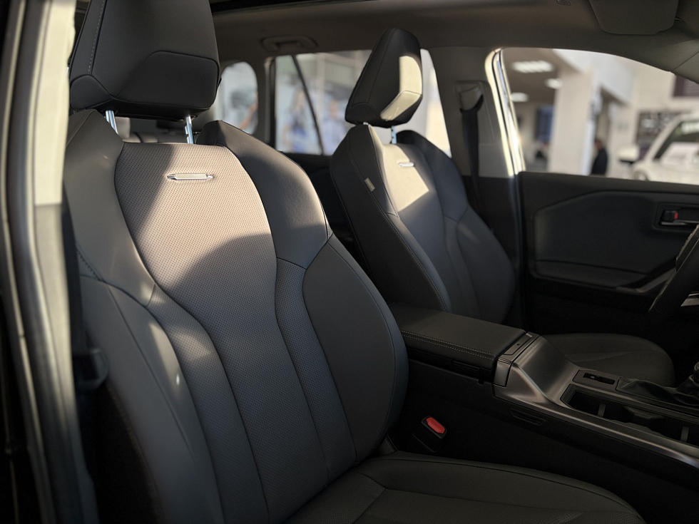 Toyota RAV4 Luxury, черный