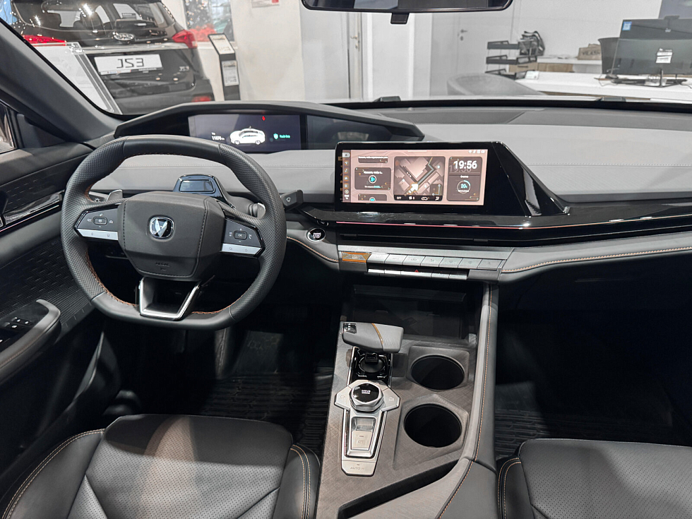 Changan UNI-V DLX, серебряный