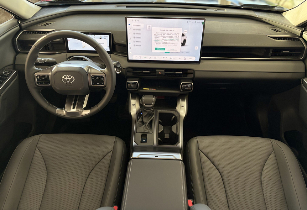 Toyota RAV4 Luxury, черный