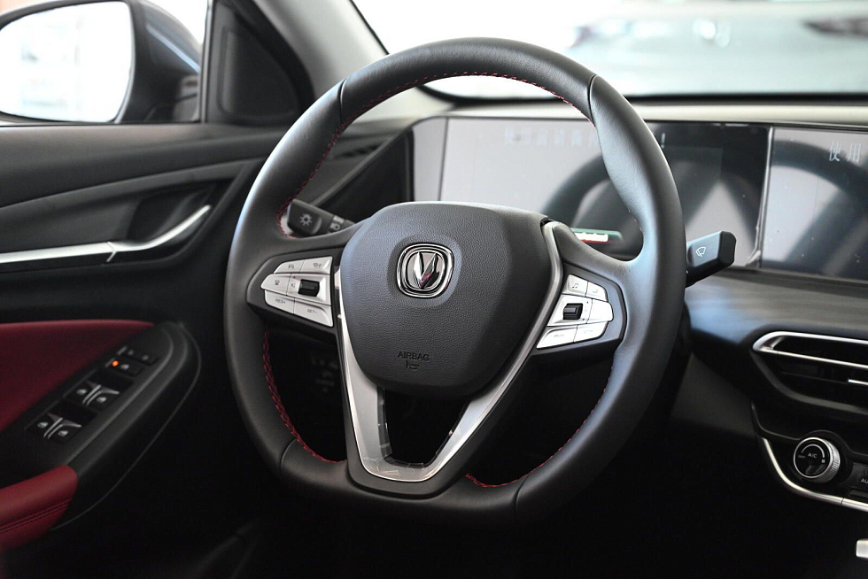 Changan Eado Plus DLX, серебряный