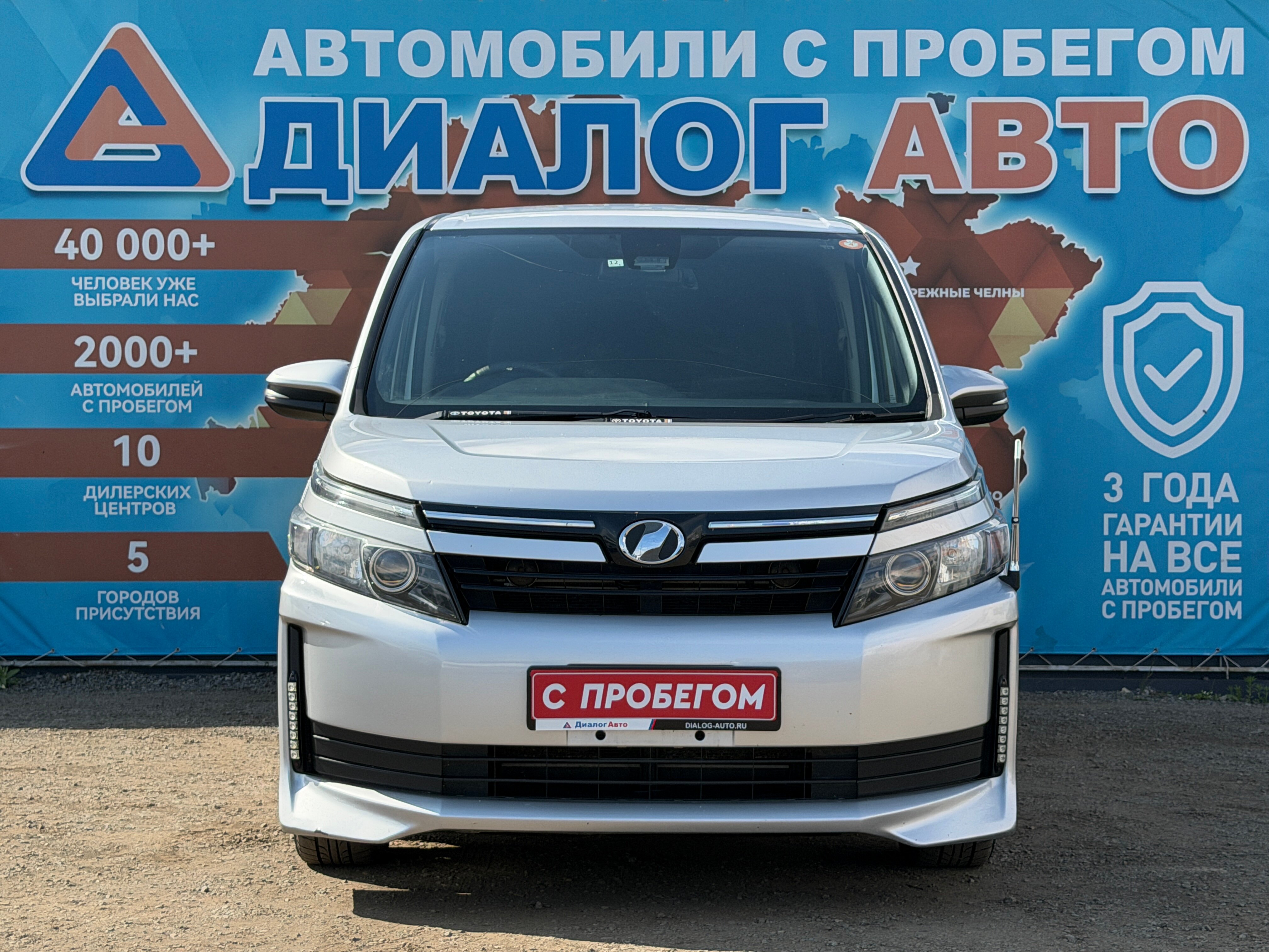Toyota Voxy, 2016 года, пробег 142000 км