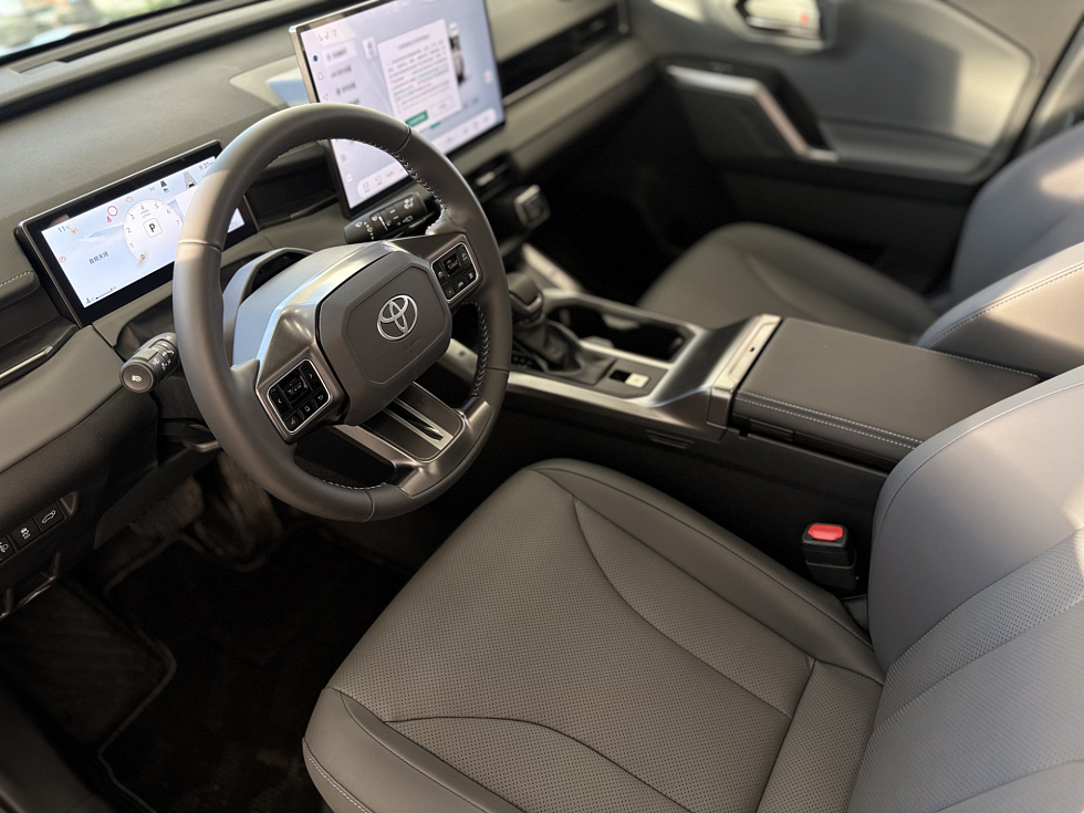 Toyota RAV4 Luxury, черный
