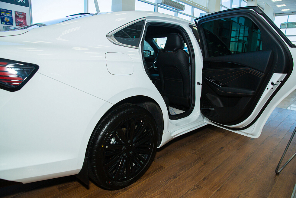 Geely Preface Флагман, белый