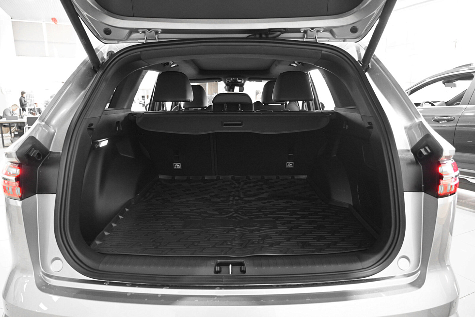 Geely Monjaro Flagship (2023-2025), серебряный