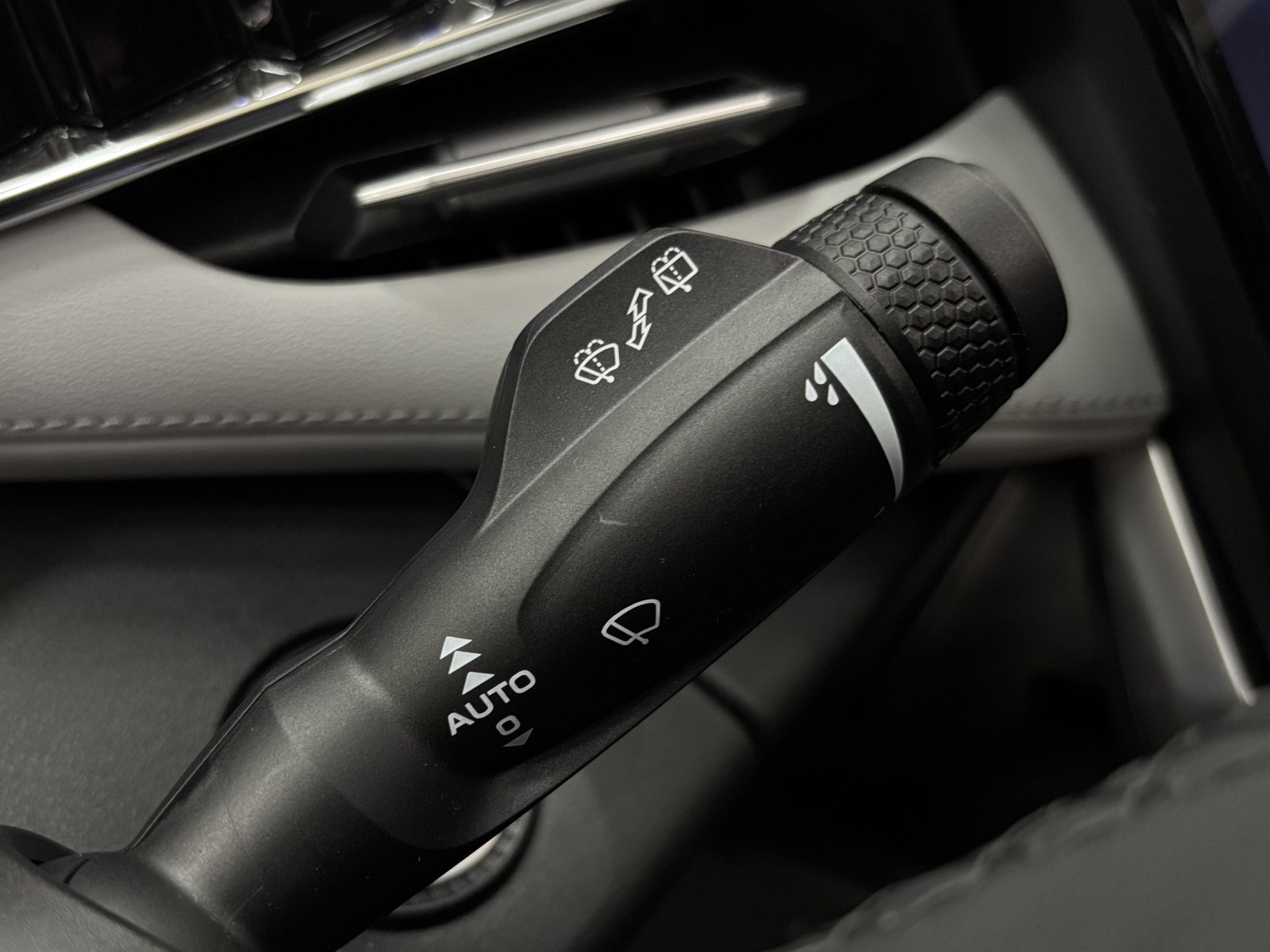 Geely Atlas Luxury, белый