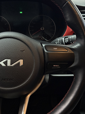 Kia Rio Luxe, 2021 года, пробег 30000 км