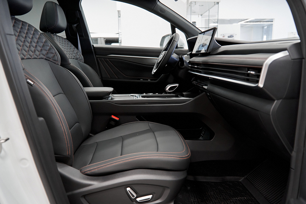 Geely Okavango Флагман, белый