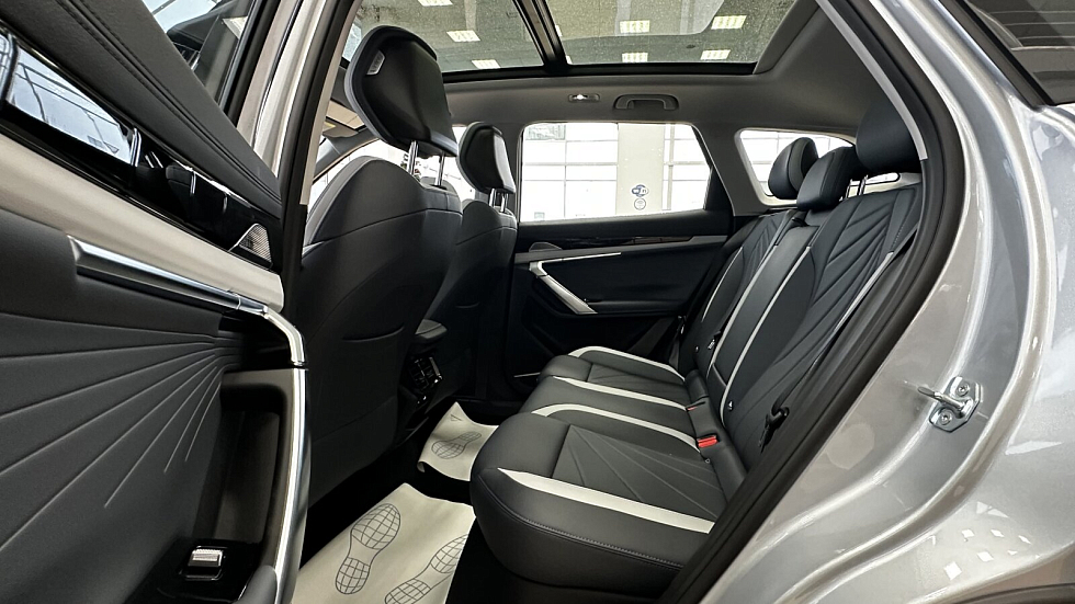 Geely Atlas Флагман, серебряный