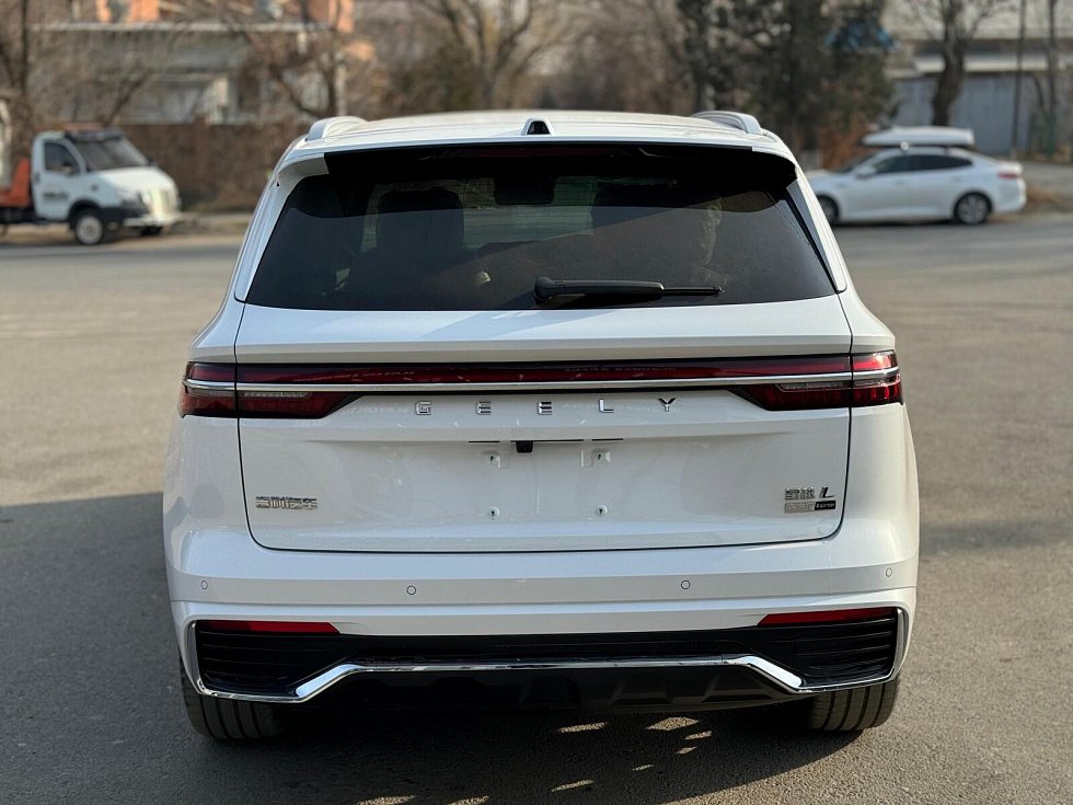 Geely Monjaro Люкс, белый