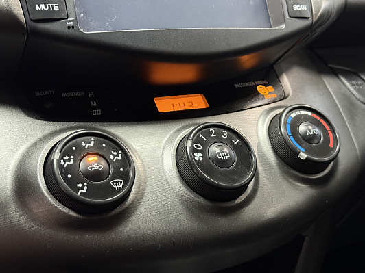 Toyota RAV4, 2011 года, пробег 196500 км