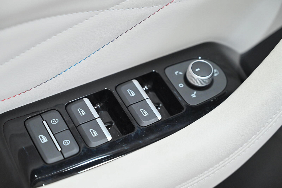 Geely Monjaro Люкс, белый