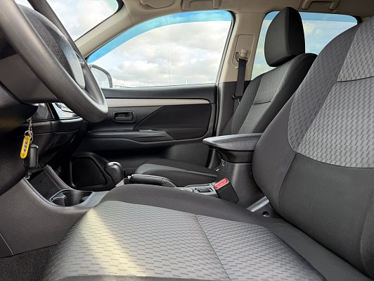 Mitsubishi Outlander Intense, 2014 года, пробег 117700 км