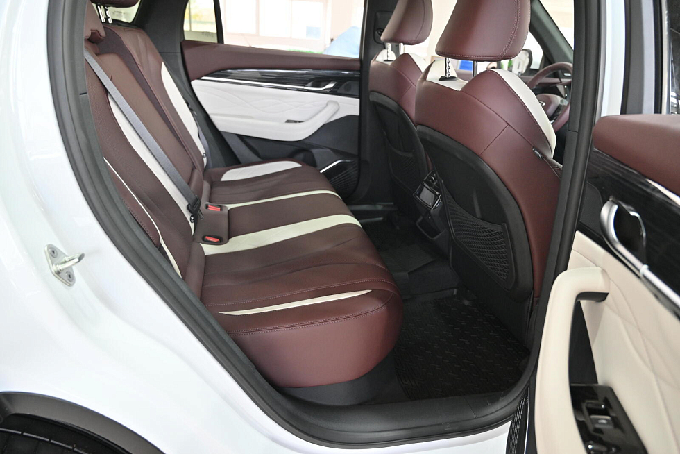 Geely Monjaro Люкс, белый
