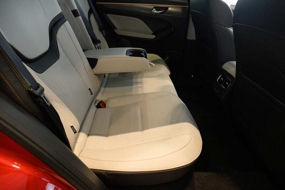 Haval Jolion Tech+, красный