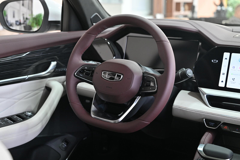 Geely Monjaro Люкс, белый