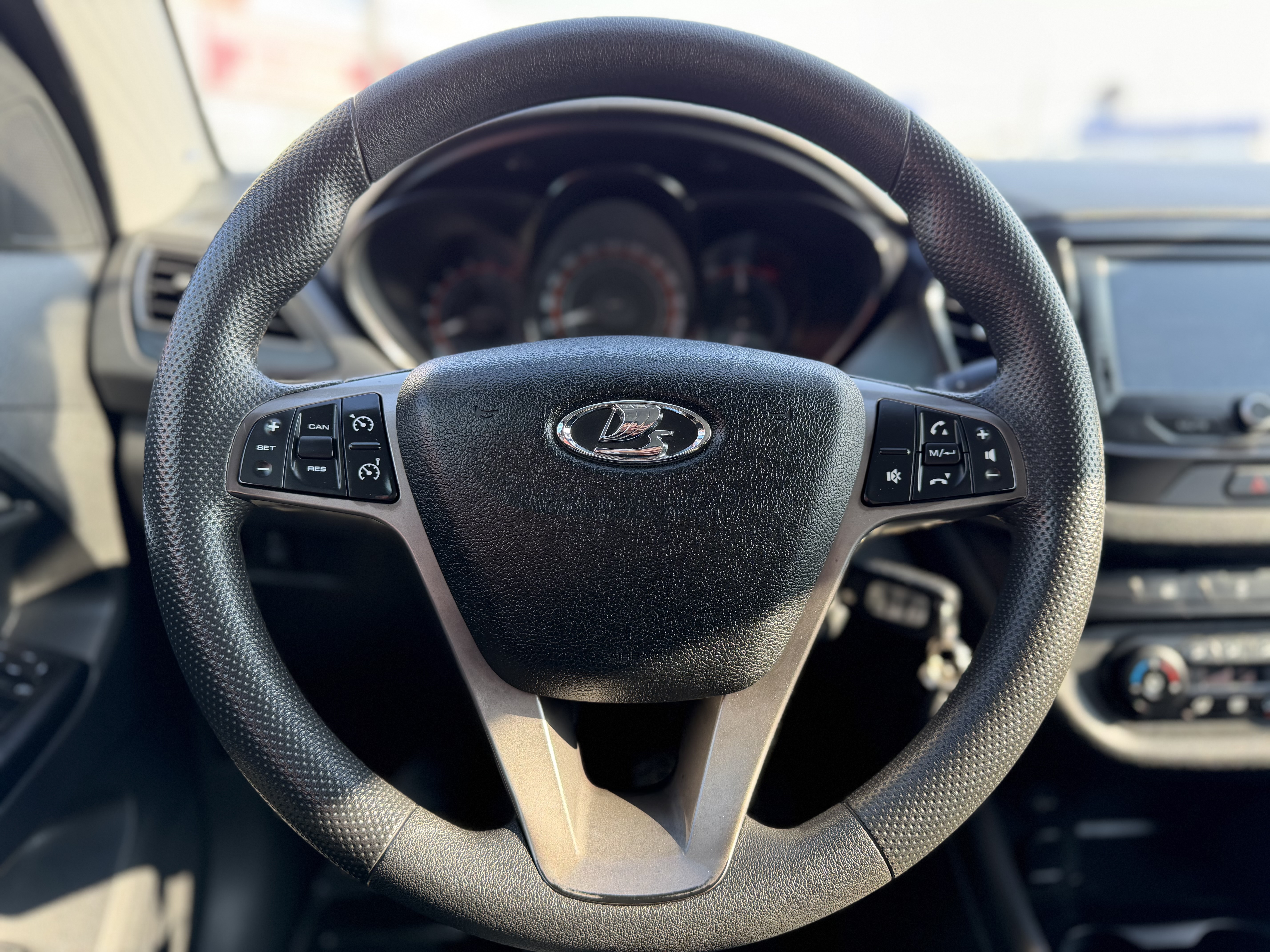 Lada (ВАЗ) Vesta Comfort Multimedia (2018-2019), 2017 года, пробег 64000 км