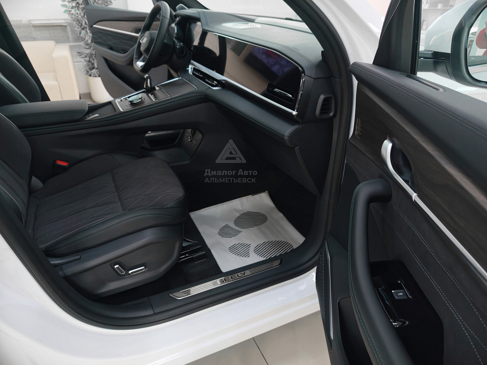 Geely Monjaro Flagship SE, белый