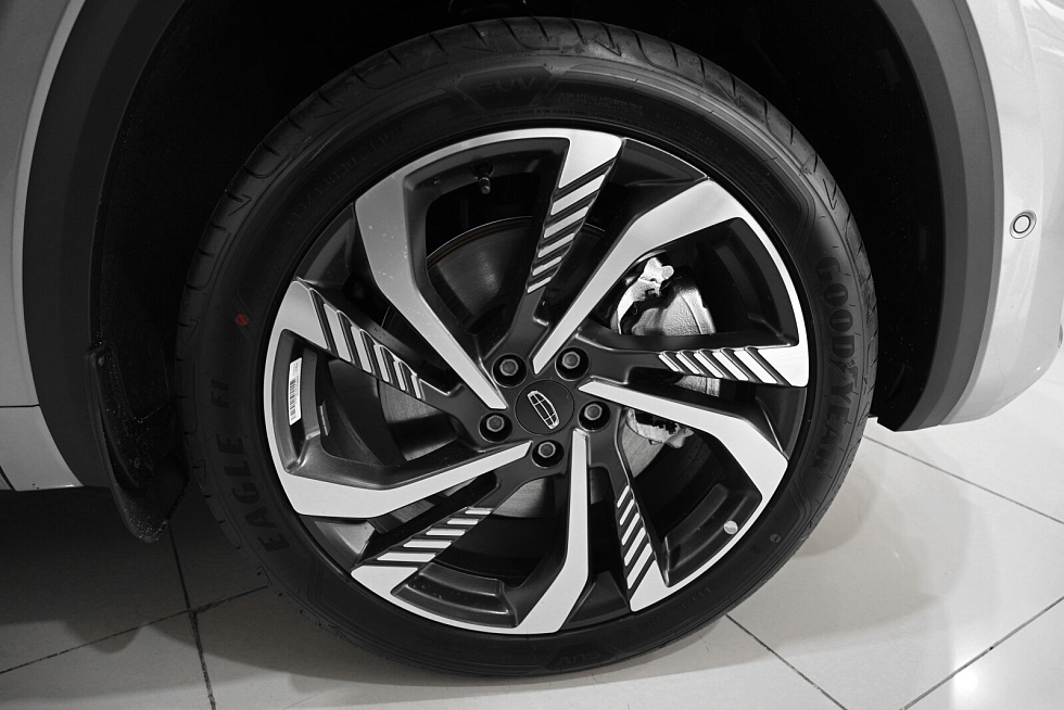 Geely Monjaro Люкс (2023-2025), серебряный