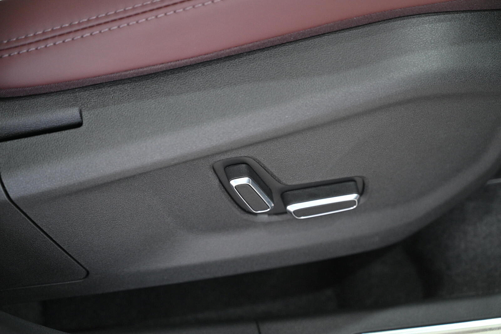 Geely Monjaro Люкс, белый