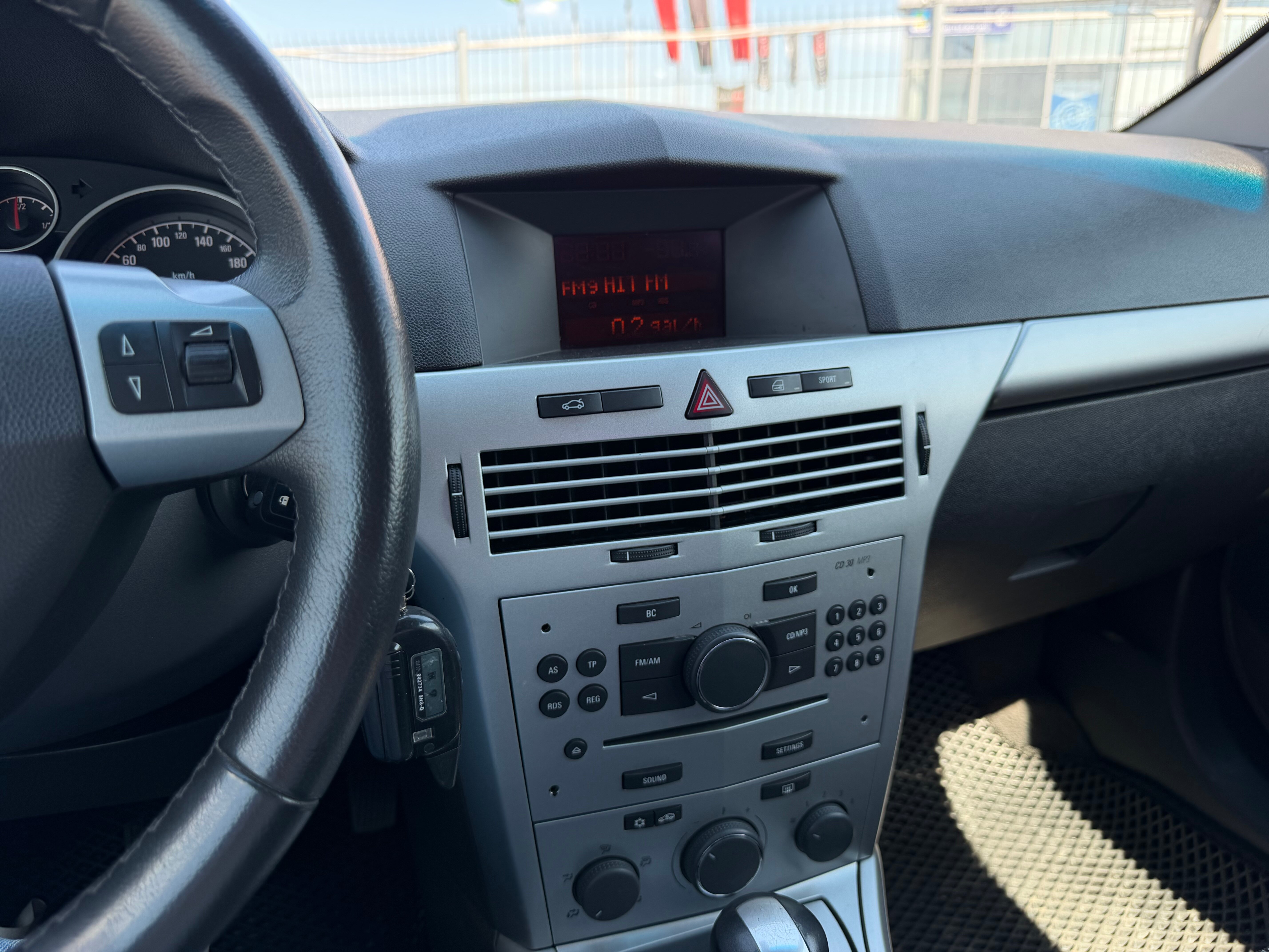 Opel Astra, 2011 года, пробег 275000 км