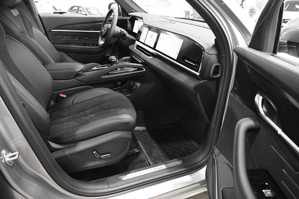 Geely Monjaro Люкс (2023-2025), серебряный