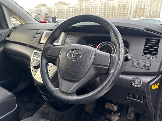 Toyota ISis, 2013 года, пробег 117800 км
