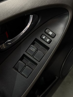 Toyota RAV4, 2011 года, пробег 180000 км